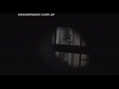❤️ ブロンドが空洞のレンガの後ろに隠れた近所の盗撮犯に密かにビデオ撮影される ❤️ アナルビデオ ❌️❤